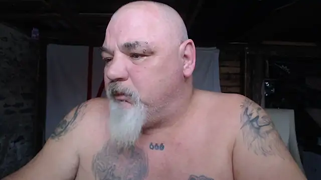 Newfiesausage1972 online show from February 20, 2026, 7:36 pm