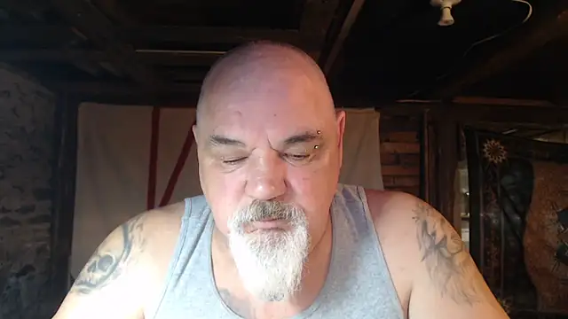 Newfiesausage1972 online show from April 5, 2026, 11:24 pm