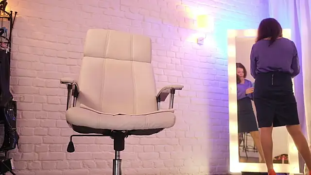 Nylon Legs online show from November 7, 2025, 8:31 pm