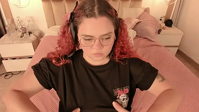 Twwiiggy online show from March 17, 2025, 11:11 pm