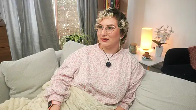 Ximenna Cruz online show from April 14, 2026, 7:31 pm