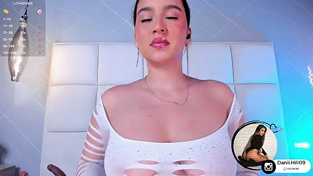 danii hill  online show from September 11, 2025, 4:34 am