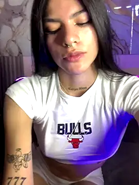 liss hot  online show from November 11, 2025, 9:59 pm