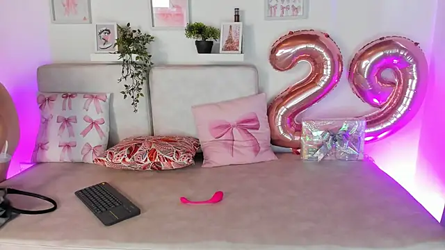 Snapshot of Malka_Burning chatting on March 2, 2025, 6:08 pm Malka Burning online show from March 2, 2025, 6:08 pm