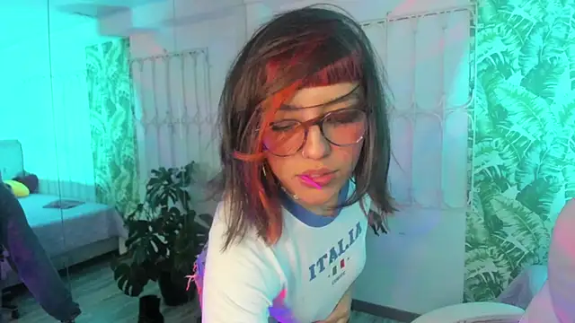 cute hollywood online show from November 13, 2025, 8:52 pm