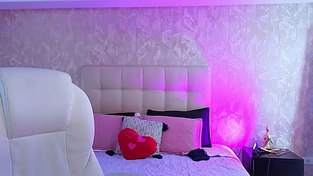 cute hollywood online show from April 20, 2026, 12:30 pm