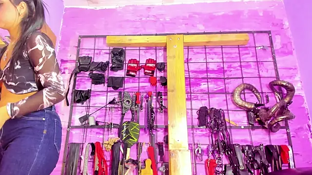 alexia aitanaa  online show from February 8, 2026, 6:33 pm