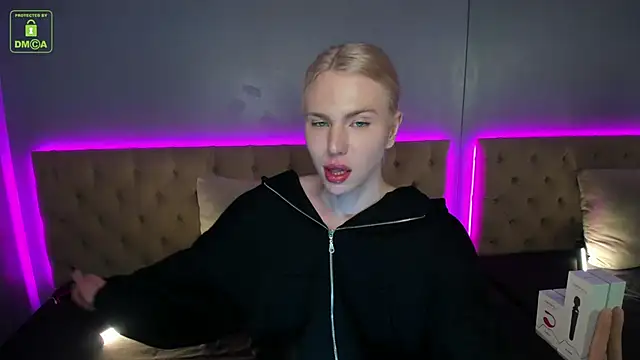 DanielPaige  online show from January 8, 2025, 2:14 pm