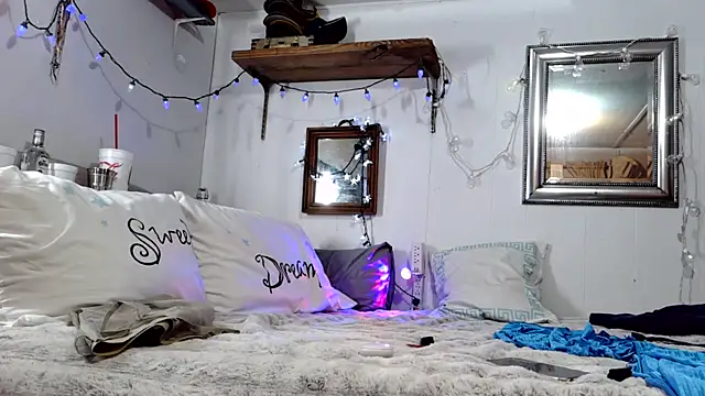 Snapshot of Genevieve143 chatting on January 8, 2026, 11:51 pm Genevieve143 online show from January 8, 2026, 11:51 pm