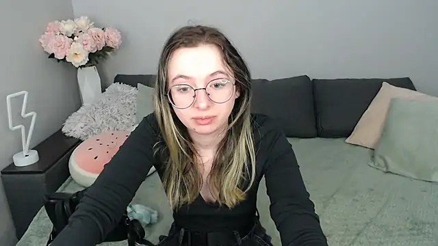 Mini Diva online show from September 15, 2025, 8:03 am