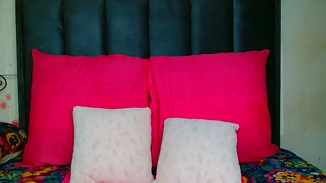 Snapshot of Kiaralane_xx chatting on February 4, 2025, 12:33 pm Kiaralane xx online show from February 4, 2025, 12:33 pm