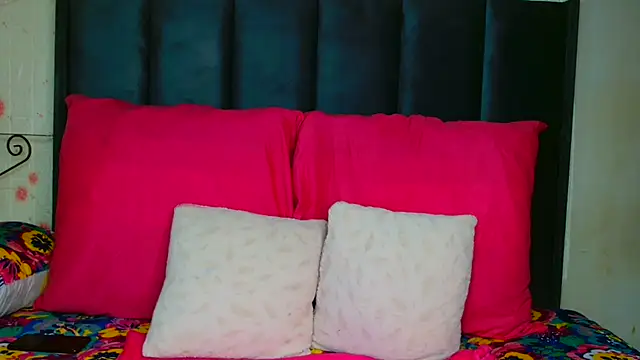 Snapshot of Kiaralane_xx chatting on March 6, 2025, 12:19 pm Kiaralane xx online show from March 6, 2025, 12:19 pm