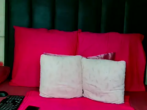 Snapshot of Kiaralane_xx chatting on November 5, 2025, 1:11 pm Kiaralane xx online show from November 5, 2025, 1:11 pm