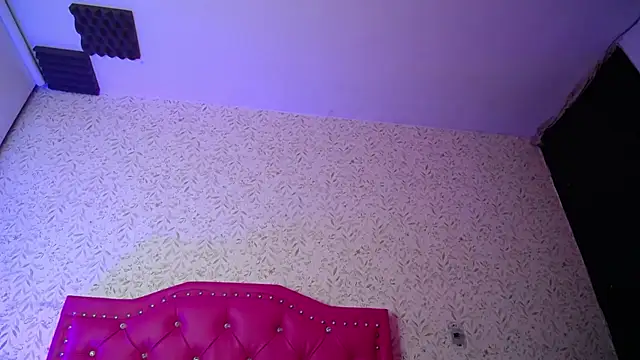 luly pink online show from December 18, 2025, 3:56 am