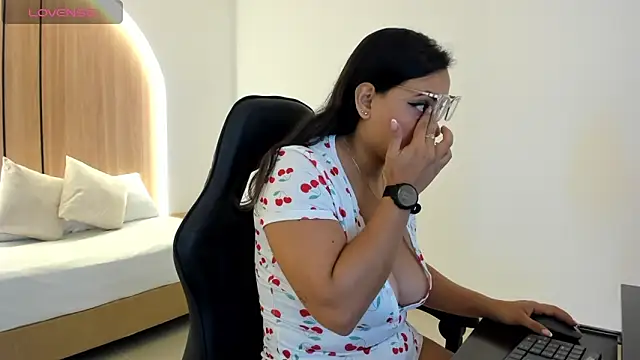 zoe danae  online show from October 23, 2025, 12:15 pm