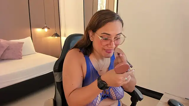 zoe danae  online show from February 9, 2026, 1:04 pm