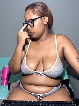 MimiCurves online show from November 23, 2025, 8:30 pm