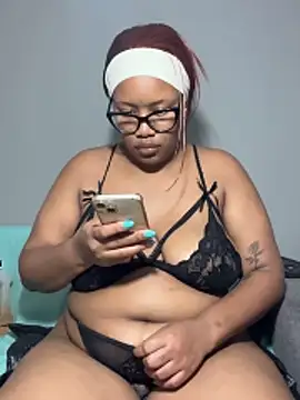 MimiCurves online show from December 3, 2025, 10:13 am