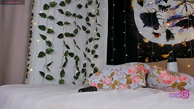 monikamelt online show from May 25, 2026, 6:03 pm