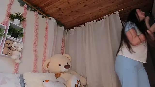 Idara and Edahi01 online show from January 11, 2026, 1:21 am