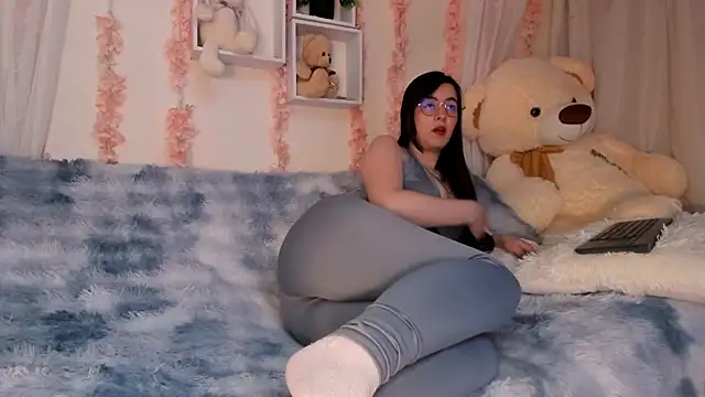 Idara and Edahi01 online show from April 21, 2026, 1:42 am