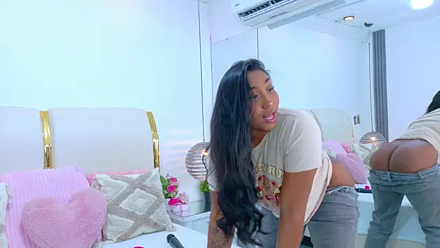 NaiomyLanes online show from April 21, 2026, 12:44 pm