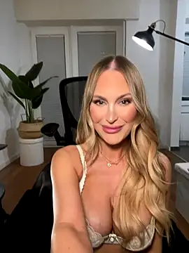 Lena Blom online show from October 3, 2025, 7:44 pm