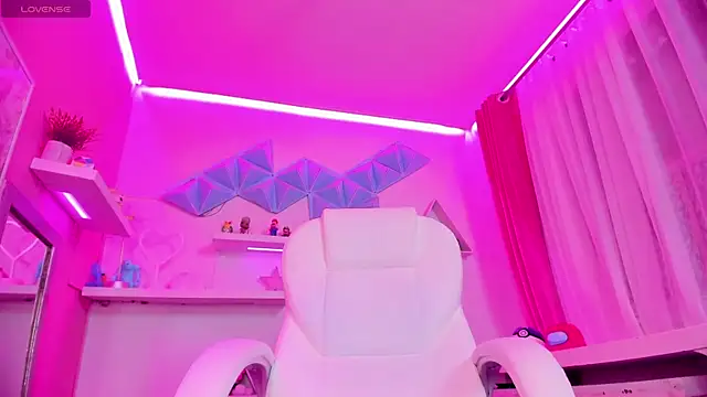 Hanna  Becker  online show from December 12, 2024, 1:28 pm