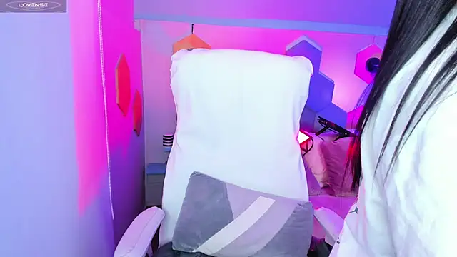 Hanna  Becker  online show from January 14, 2025, 6:56 am