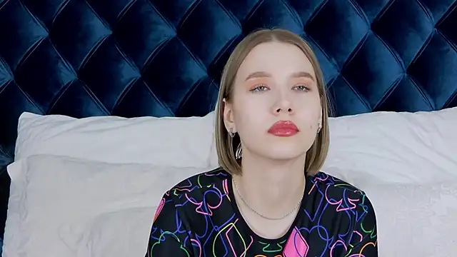 LiliLinn online show from February 7, 2025, 10:50 am