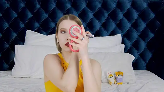 LiliLinn online show from February 8, 2025, 2:16 pm