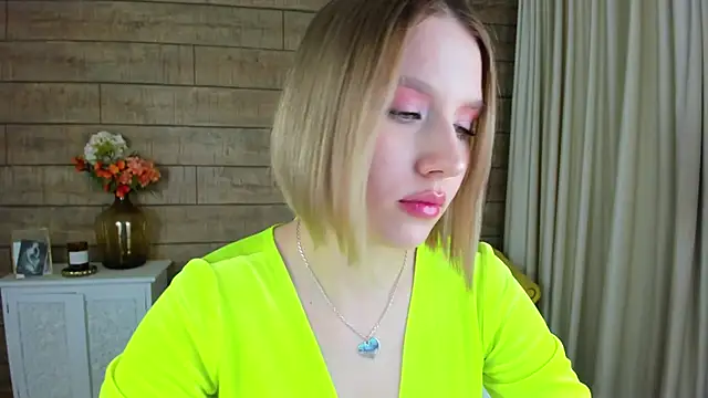 LiliLinn online show from February 12, 2025, 7:34 am