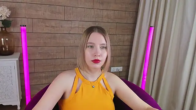 LiliLinn online show from March 15, 2025, 2:12 pm