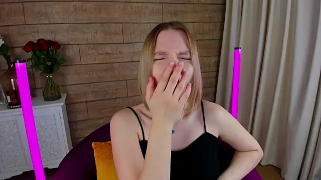 LiliLinn online show from March 18, 2025, 5:09 am