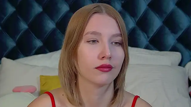 LiliLinn online show from September 19, 2025, 4:47 am