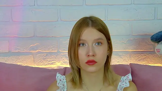 LiliLinn online show from October 7, 2025, 4:42 am