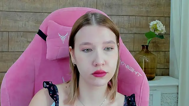 LiliLinn online show from October 21, 2025, 4:13 am