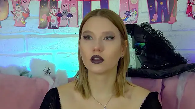 LiliLinn online show from October 31, 2025, 4:24 am