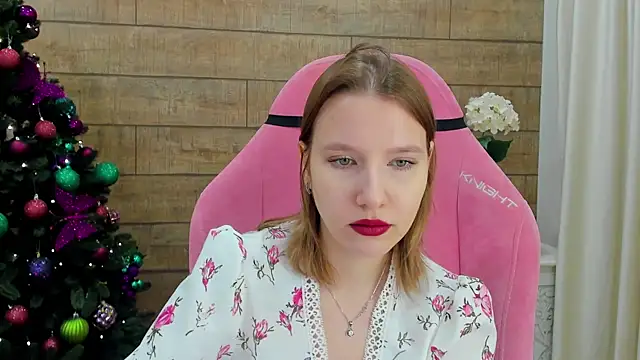 LiliLinn online show from December 22, 2025, 4:42 am