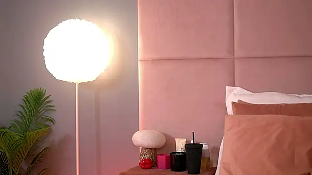 AlmaLuv online show from April 15, 2026, 4:08 am