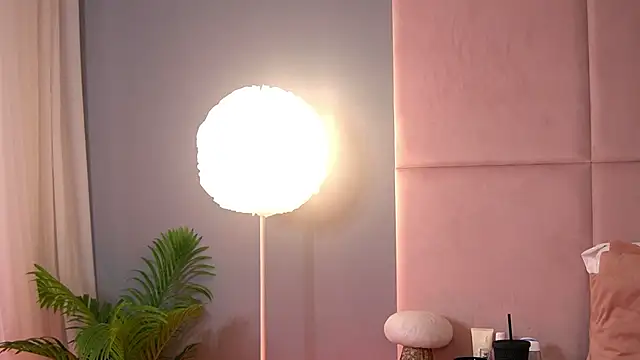 AlmaLuv online show from April 21, 2026, 3:57 am