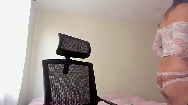 Sweetdreamses  online show from March 12, 2026, 2:01 pm