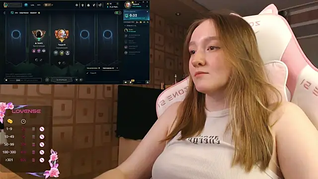 MoonlishSiren online show from October 19, 2025, 8:53 pm