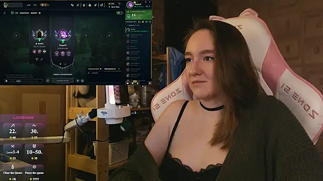 Snapshot of MoonlishSiren chatting on June 18, 2026, 8:24 pm MoonlishSiren online show from June 18, 2026, 8:24 pm