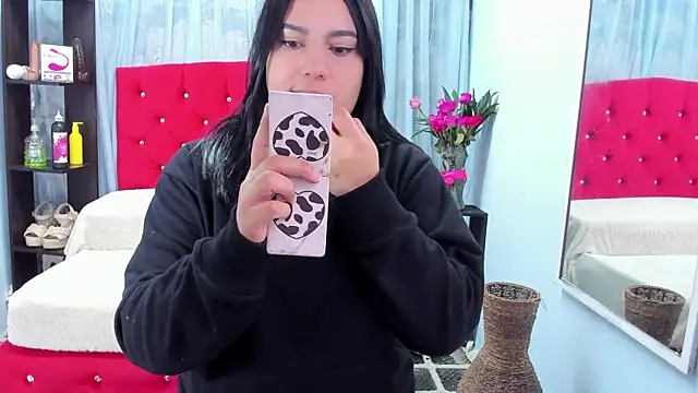 Cumming Tiffani online show from March 17, 2025, 11:42 am