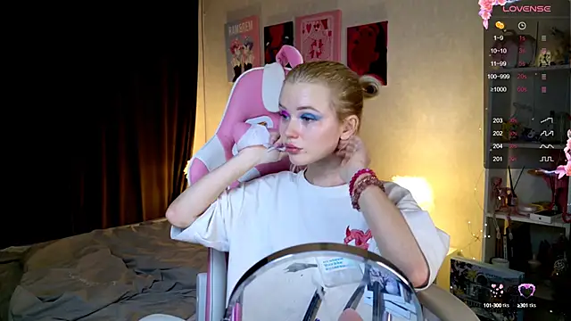 LexieLoree online show from December 11, 2024, 3:35 am