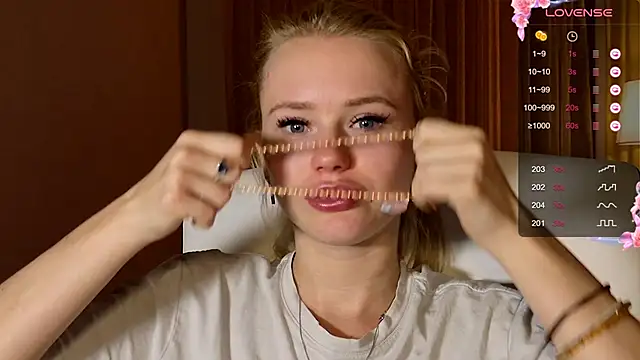 LexieLoree online show from December 22, 2024, 7:54 am