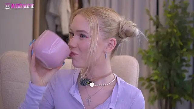 LexieLoree online show from April 22, 2026, 2:36 am