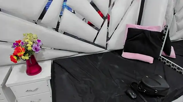 Snapshot of CooperEmma_ chatting on May 23, 2026, 1:33 am CooperEmma online show from May 23, 2026, 1:33 am