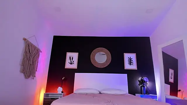 VioletPaket online show from September 16, 2025, 12:17 pm